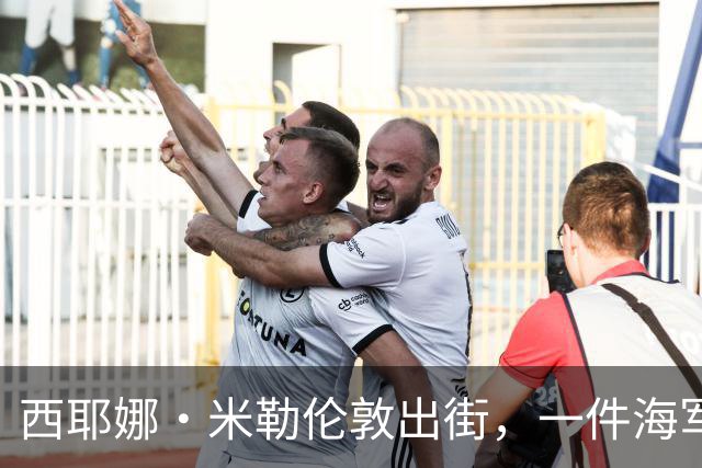 西耶娜·米勒伦敦出街，一件海军蓝毛衣替代了所有黑针织